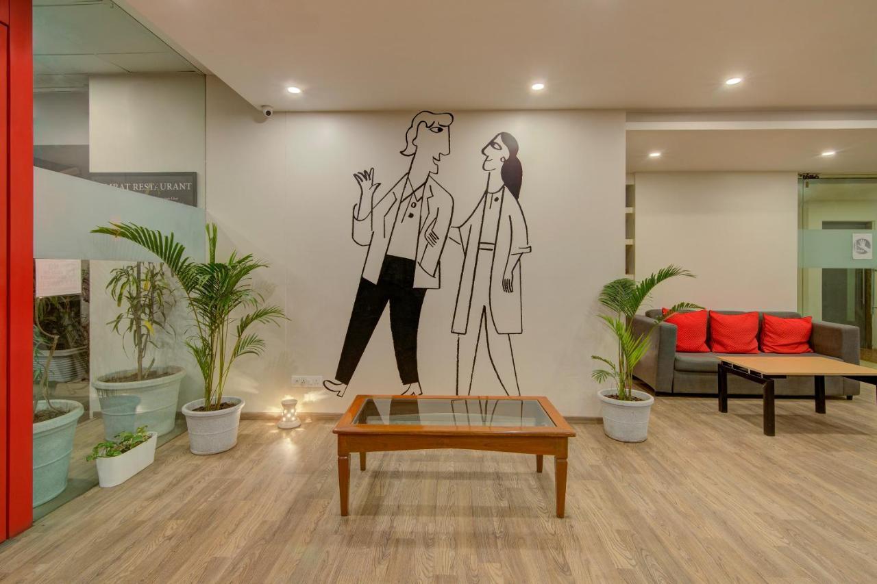Vaccinated Staff- Oyo Townhouse 105 Khar West Station Ξενοδοχείο Βομβάη Εξωτερικό φωτογραφία