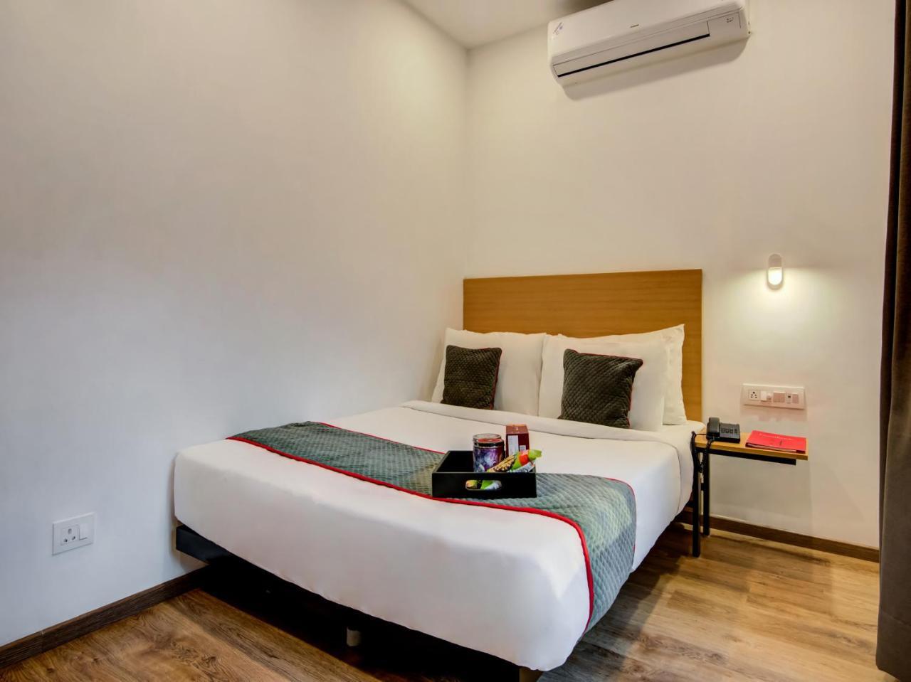 Vaccinated Staff- Oyo Townhouse 105 Khar West Station Ξενοδοχείο Βομβάη Εξωτερικό φωτογραφία
