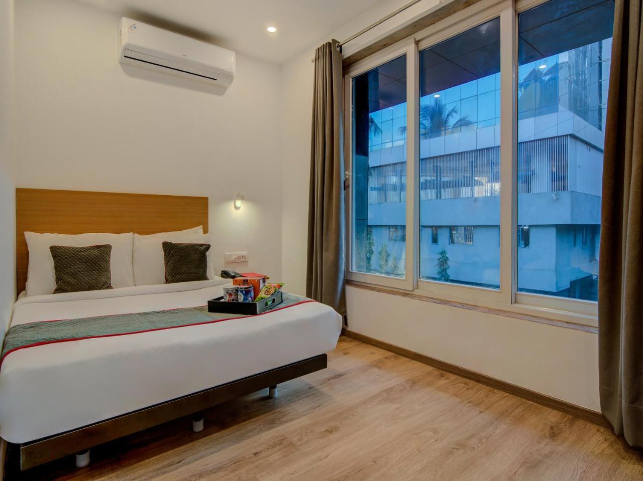 Vaccinated Staff- Oyo Townhouse 105 Khar West Station Ξενοδοχείο Βομβάη Εξωτερικό φωτογραφία